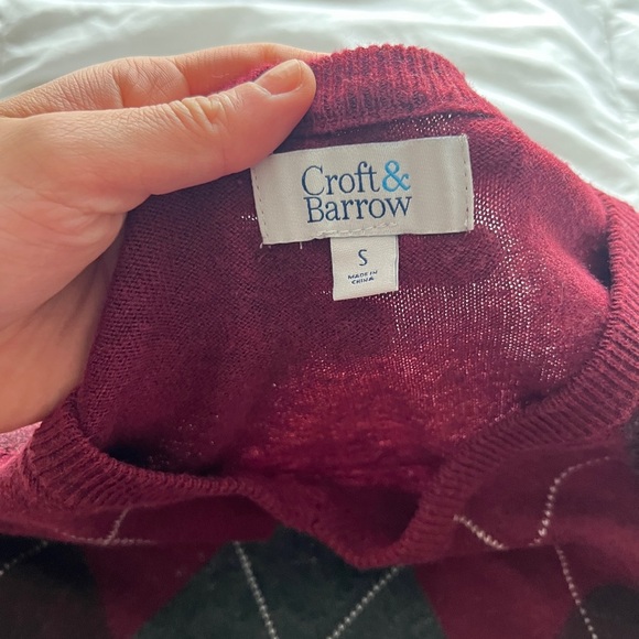 Croft & Barrow Mens Burgundy & Gray Argyle Lightweight V-Neck Sweater Small - Picture 6 of 9